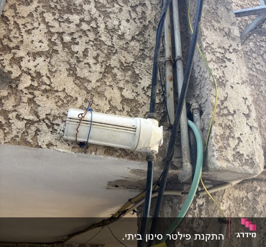צינורות וחיבורים על קיר חיצוני